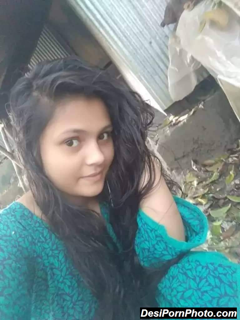 Hot desi Indian village girl Varsha ki boobs and pussy photos -