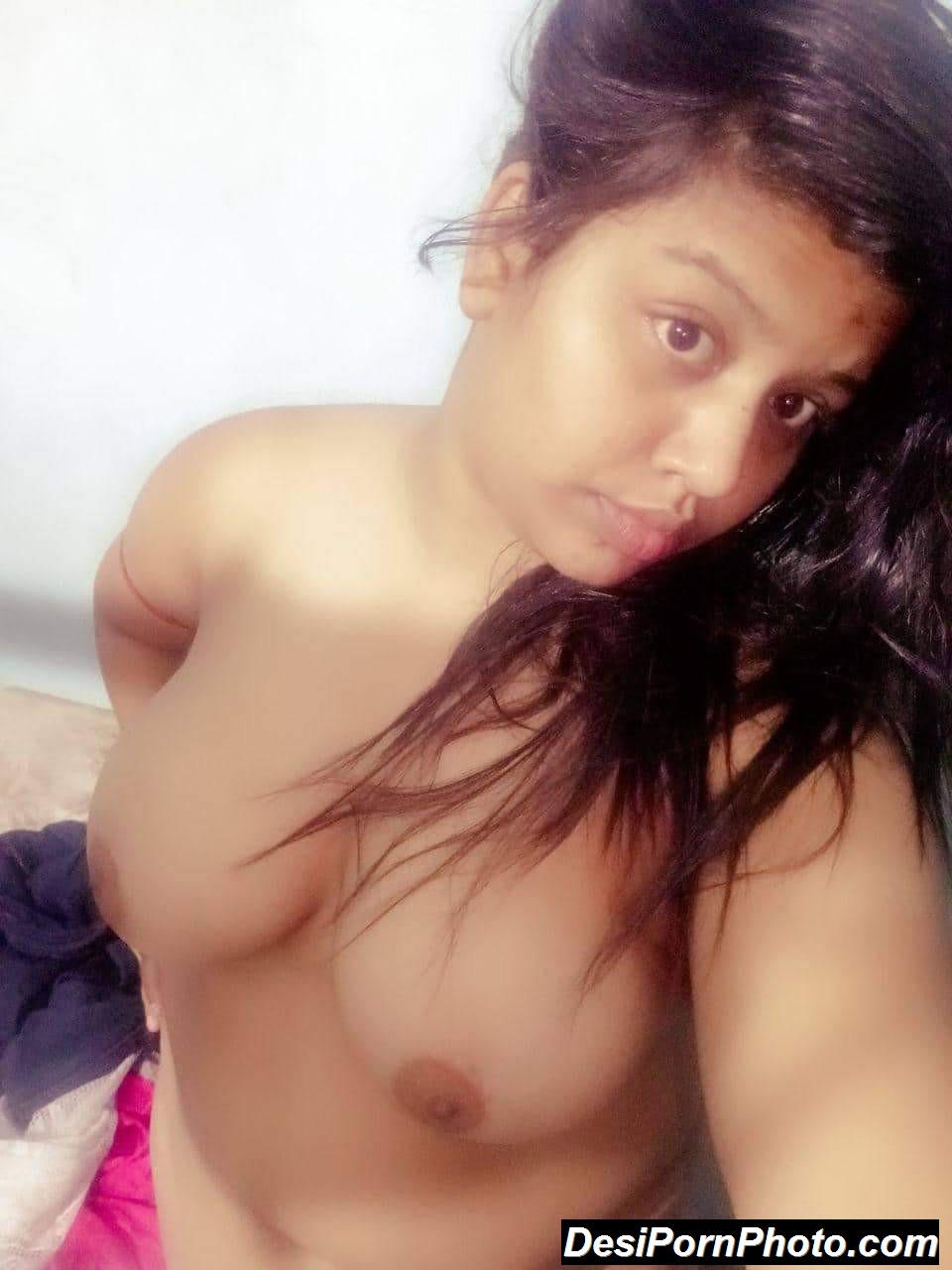 Nange Boobs - Desi Indian teen ke nange boobs aur choot ke pics -