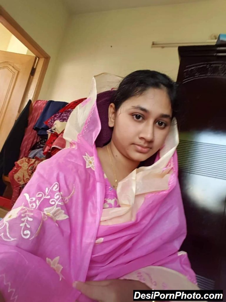 Newly Married Pakistani Sexy Bhabhi ke Nange boobs ki pics