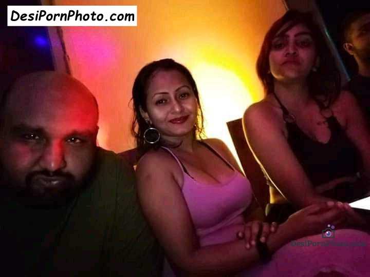 Indian Nri Group Sex - Hot nude Indian NRI babe sexy party karte hue -