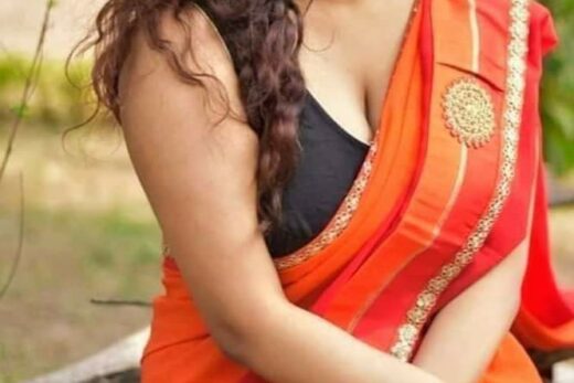 Hot Busty Bengali Girl Looks Sexy in Saree Pic