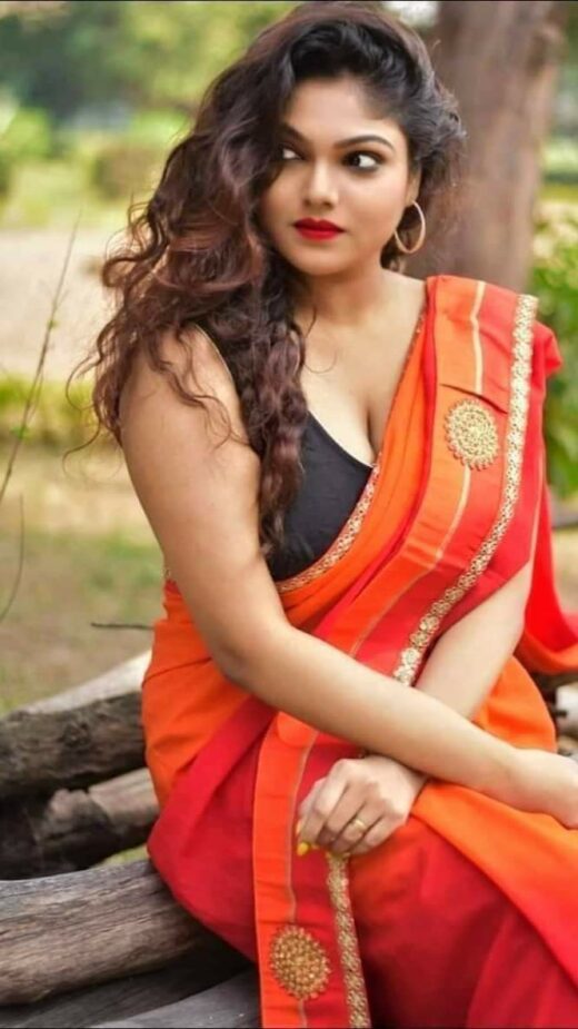 Hot Busty Bengali Girl Looks Sexy in Saree Pic