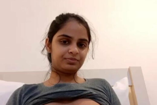Hot Indian Office Girl Showing Tits Pics