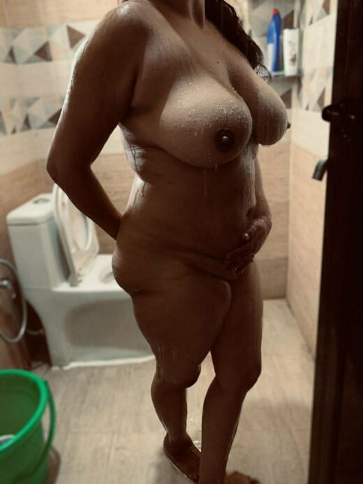 Busty Desi Aunty Taking Bath Nude Pics