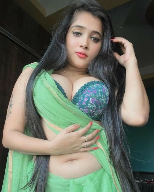 Hot Sexy Look Desi Girl Nice Tits Under Bra Pic
