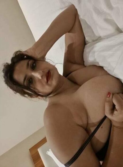 Massive Boobs Indian Aunty Boobs Pressed in Hotel With Lover Pics