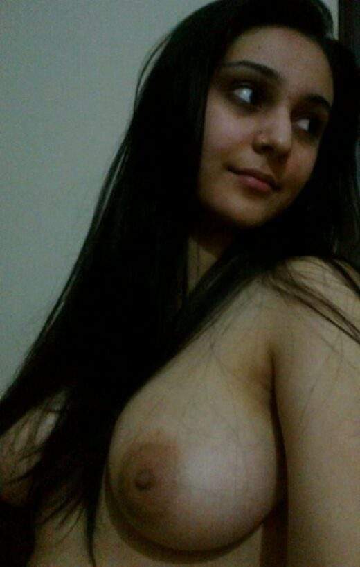 Cute Indian Bhabhi Showing Her Big Tits Photos