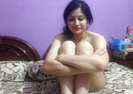 Slim Indian GF nude pics desixnxx
