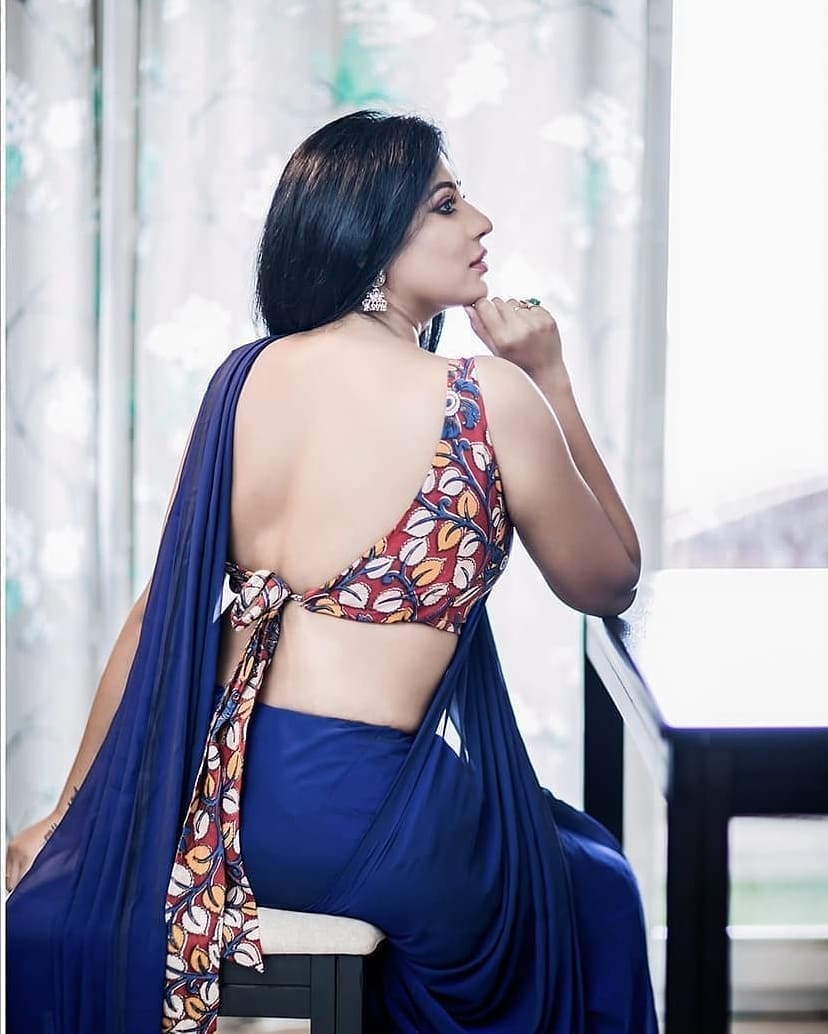 Desi Indian Girl in Saree Displays Sexy Back