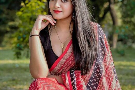 Bengali Girl Looks Hot in Saree | Bong Girl