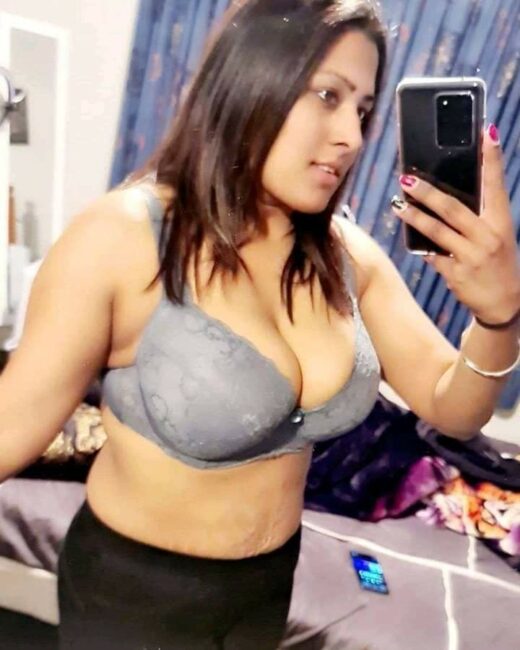 Delhi Bhabhi Showing Big Boobs in Bra Photo | Big Tits Indian Porn