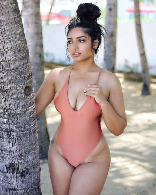 Desi Girl Looks Sexy in Beach | Sexy Girl