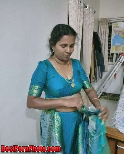 Sexy Tamil Aunty In Saree