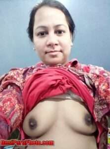 Hot Bhabhi Showin Nude Boobs