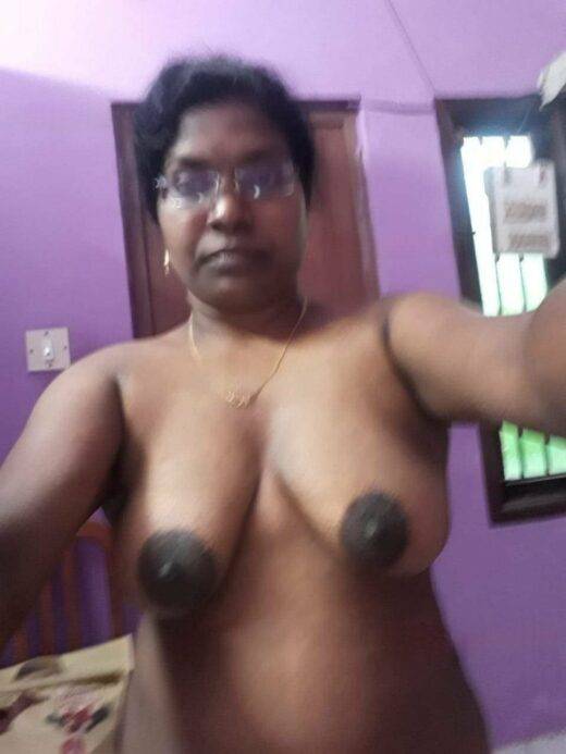 Tamil Aunty Naked Big Boobs Selfie Erotic Pics5