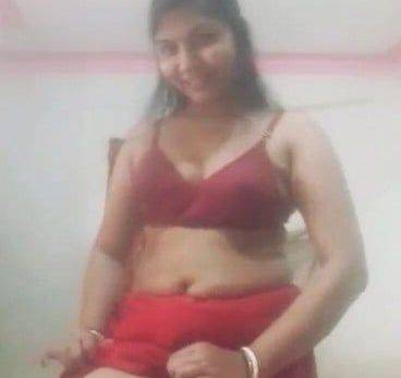 Desi Nude Pics Bhabhi Ki Red Lingerie Mein Boobs Ki5