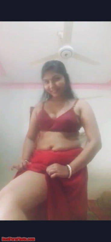 Desi Nude Pics Bhabhi Ki Red Lingerie Mein Boobs Ki5