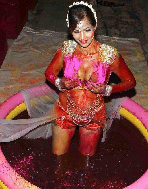 Hot Indian Babe Model Holi Khelatti Devar Ke Sang Nude Pics1