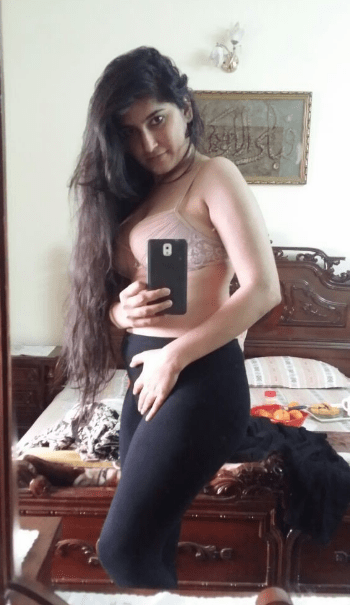 Nangi Selfie