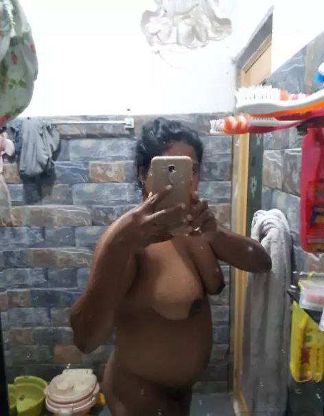 Nangi Selfie