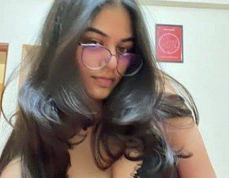 Bade boobs wali top class girl ki nude photos
