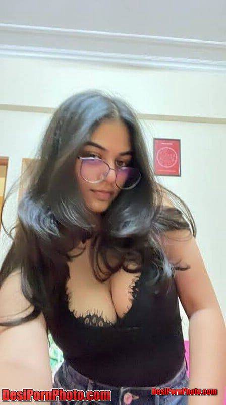 Bade boobs wali top class girl ki nude photos
