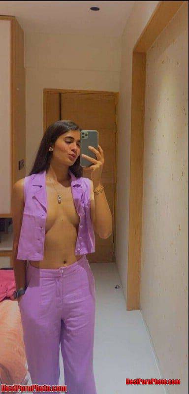 HD images of high class Indian girl nipple slip