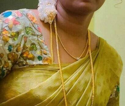 Few nangi pics of Tamil homely cheating bhabhi