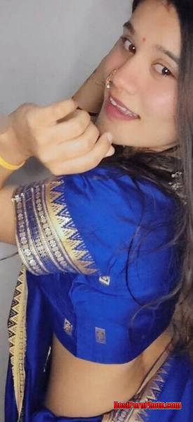 Sexy Marathi bhabhi nangi in front of mirror