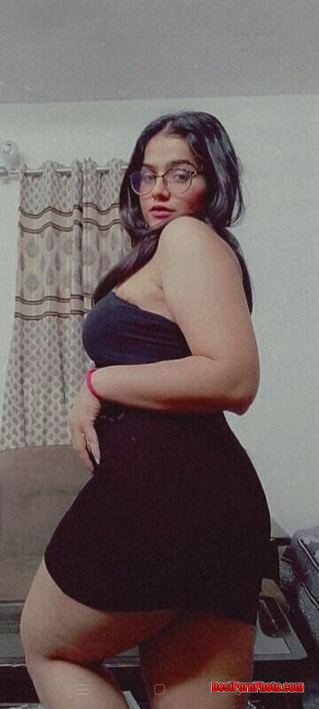 Sexiest Indian figure nahate hue with milky mast boobs dikhati hui